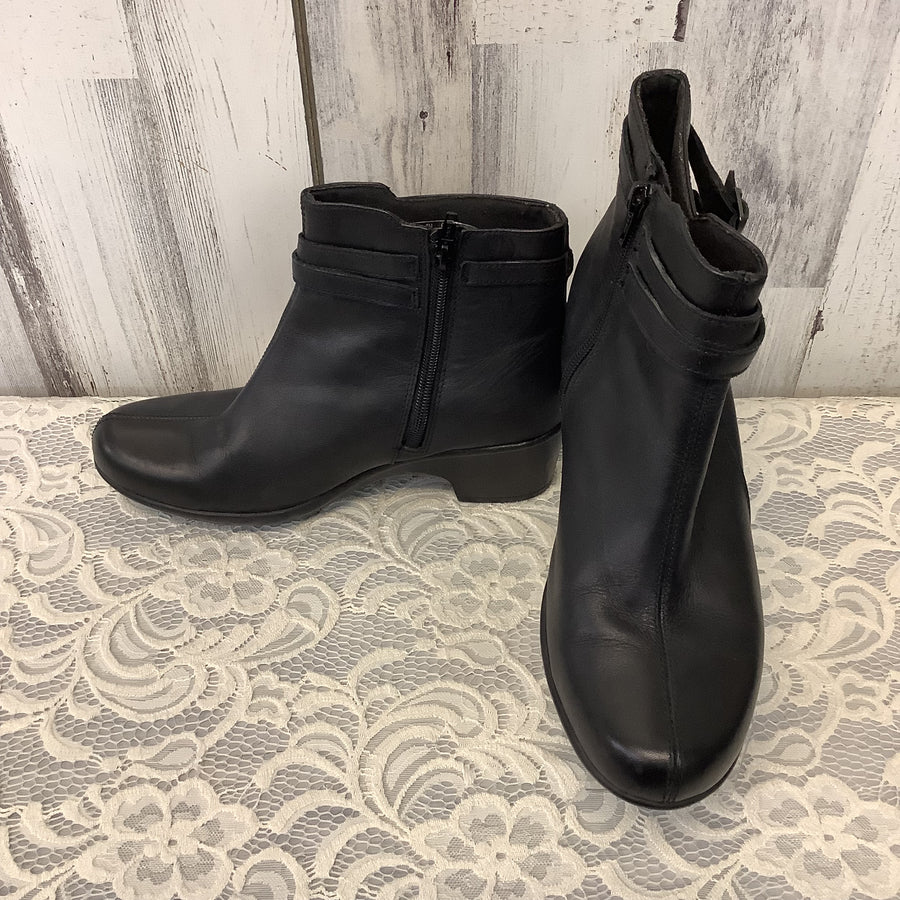 Clarks Size 8 Boots