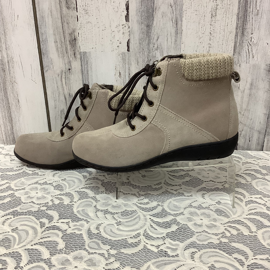 Cobbie Cuddlers Size 9 Boots