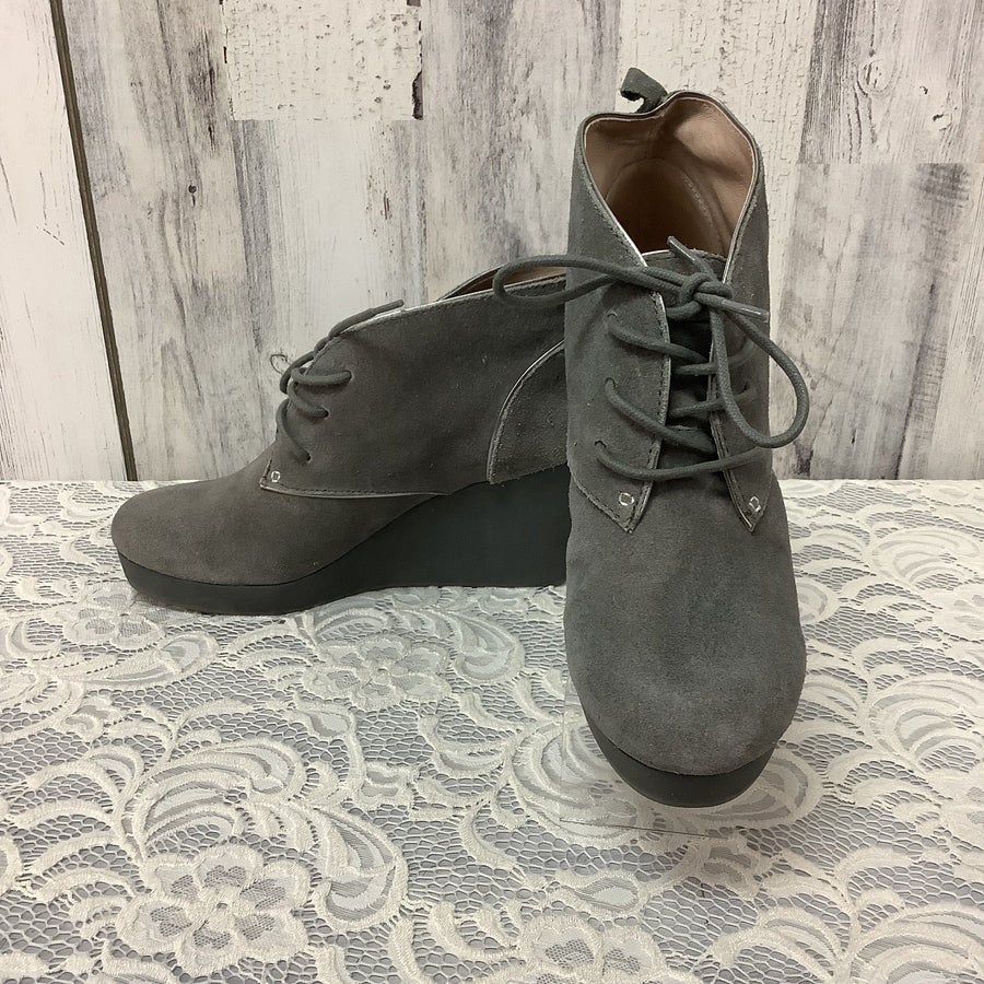 Tommy Bahama Size 8 Boots