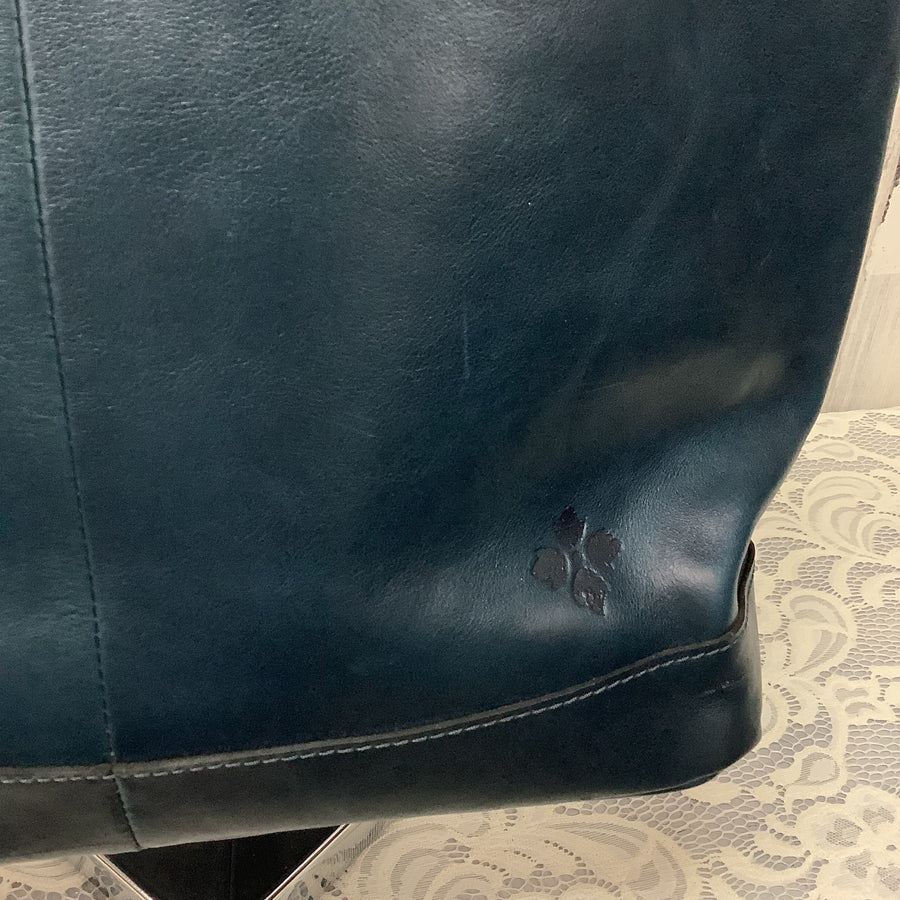 Patricia Nash Size Large Shoulder Bags