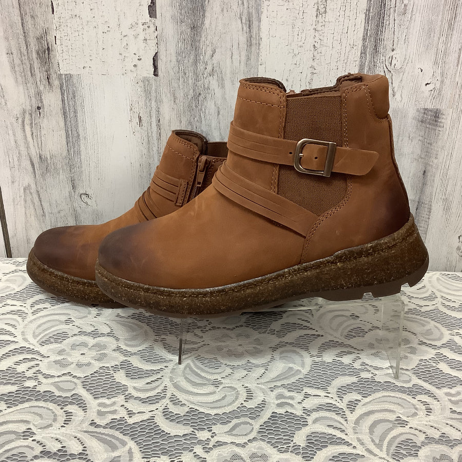 Clarks Size 8.5 W Boots