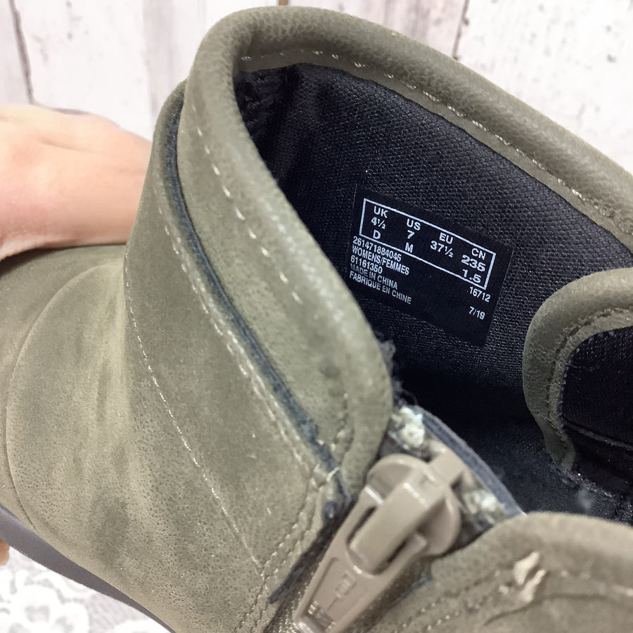 Clarks Size 7 M Boots