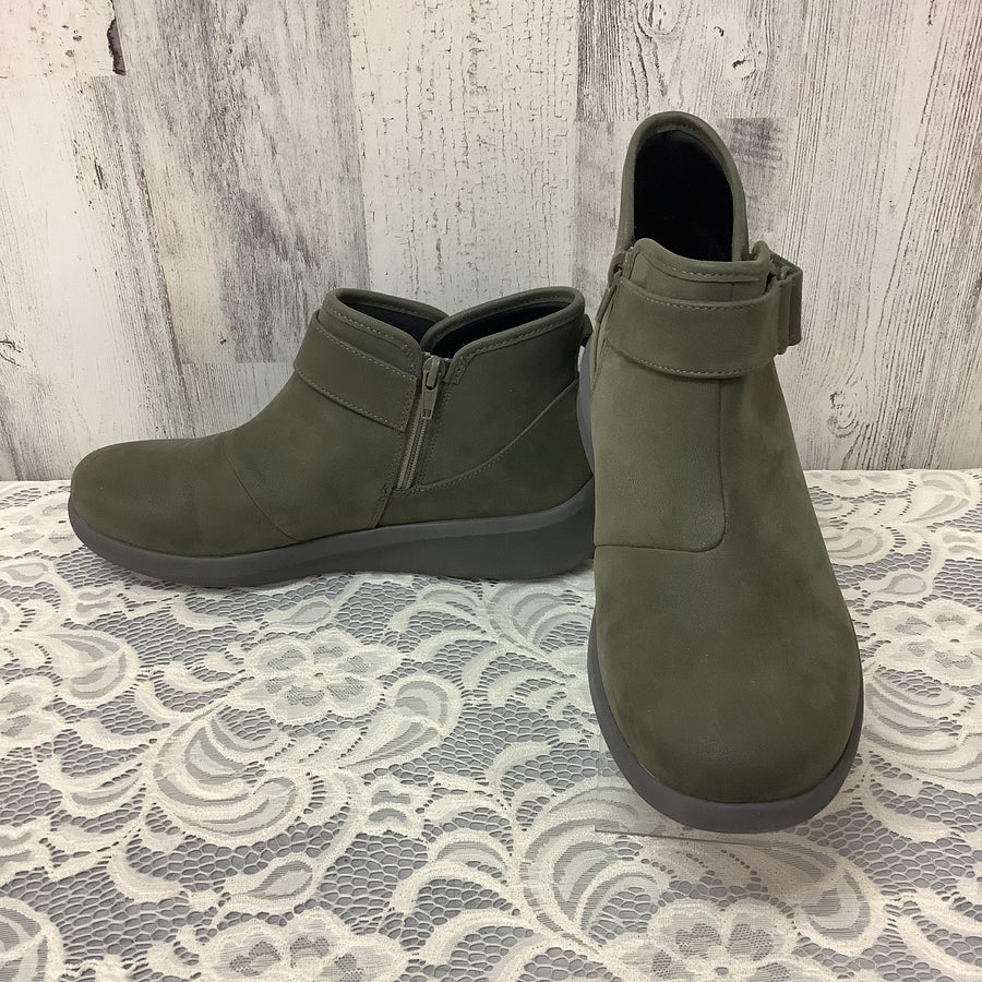 Clarks Size 7 M Boots