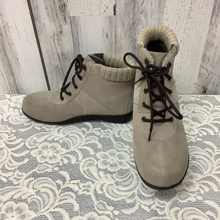 Cobbie Cuddlers Size 9 Boots