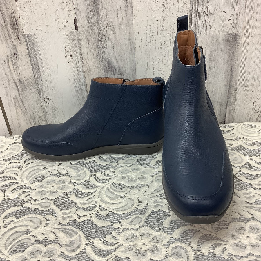 vionic Size 9 Boots