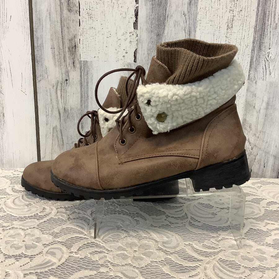 Unknown Size 7 Boots